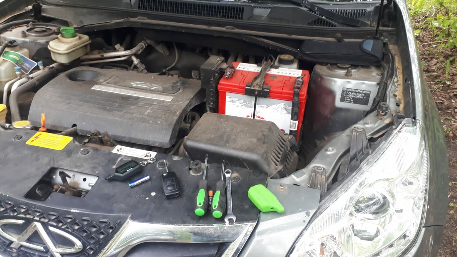 hyundai trajet подкапотное пространство, toyota sienna 2,7 двигатель, hyundai getz 1.1 подкапотное, чери тигго 3 двигатель, hyundai matrix 1.6 подкапотное