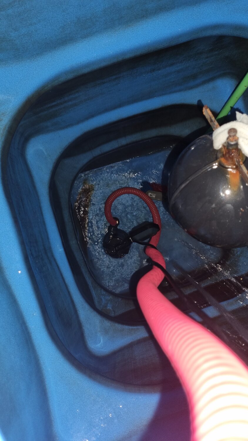 накопительный бак с поплавковым клапаном для воды, охлаждающая жидкость, дренажный насос, промывка системы топлива ленд крузер 100, клапан обратки на топливный насос лансер 9