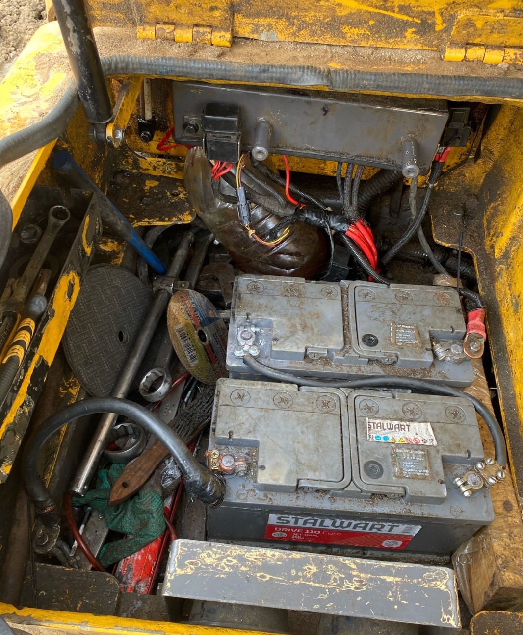 асфальтоукладчик dynapac f5c, коматсу pc300-8 аккумуляторный отсек, аккумуляторный отсек гусеничный экскаватор volvo ec180blc, аккумулятор для экскаватора hitachi 200, львовский погрузчик аккумулятор