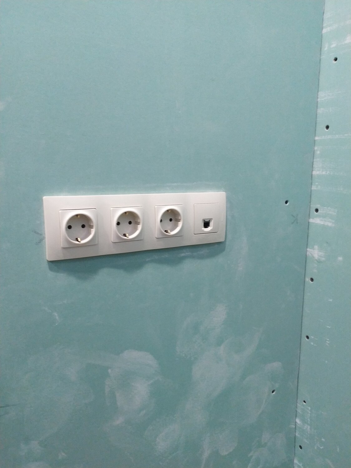 монтаж розеток, установка розеток, блок розеток, перенос розеток, розетка в стене