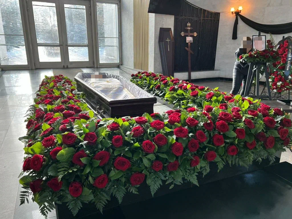 цветы на похороны, цветы на гроб, цветы похоронные, венки на похороны, в гробу