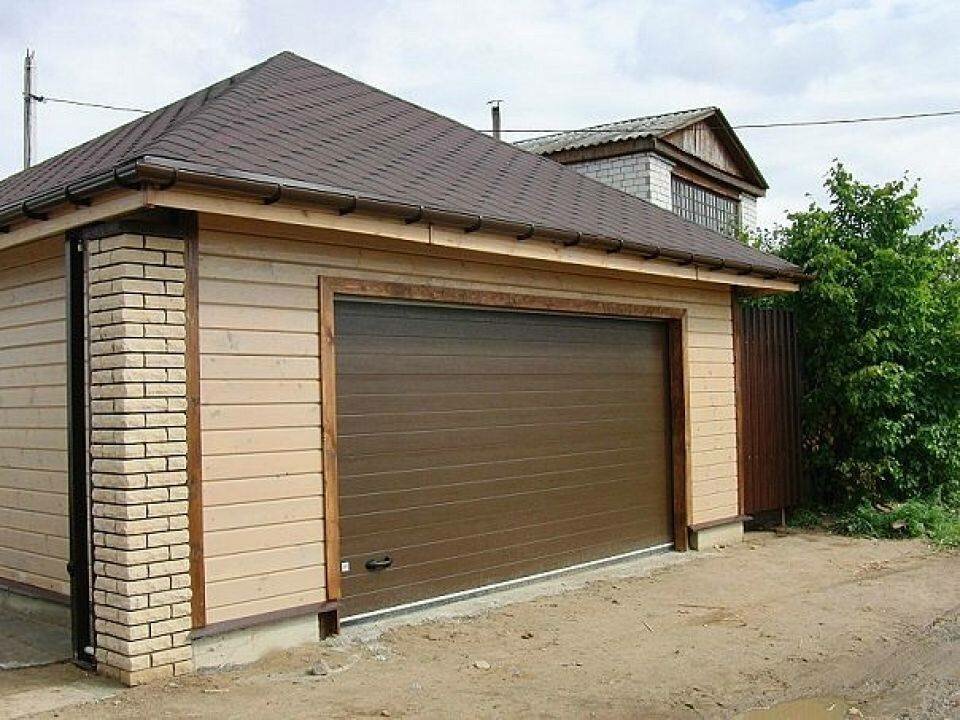 отделка гаража снаружи, гараж обшитый сайдингом, наружная отделка гаража, гараж из сэндвич панелей, гараж с односкатной крышей 6х4