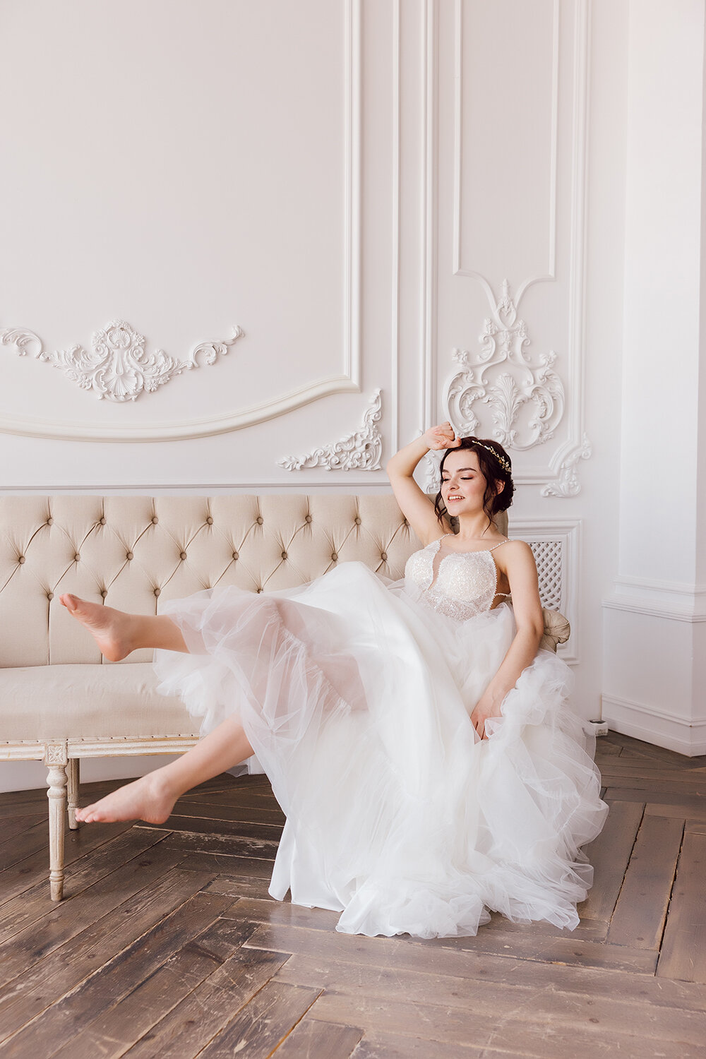 свадебный, невеста, свадебное платье, свадебный салон viva bride, невеста в шикарном платье сидит
