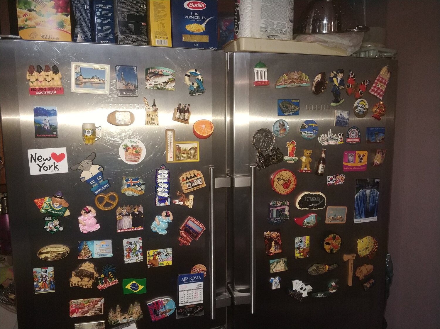 магнитики на холодильник, магнитики в лифте, много магнитов на холодильнике, магнитики на сером холодильнике, коллекция магнитов