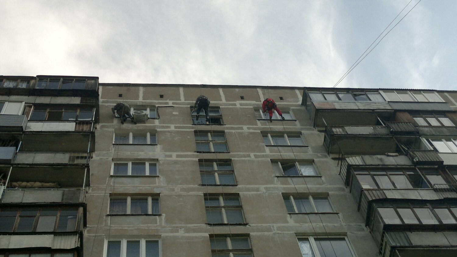 здание, балкон, многоквартирный дом, из окна, трещины в панельном доме
