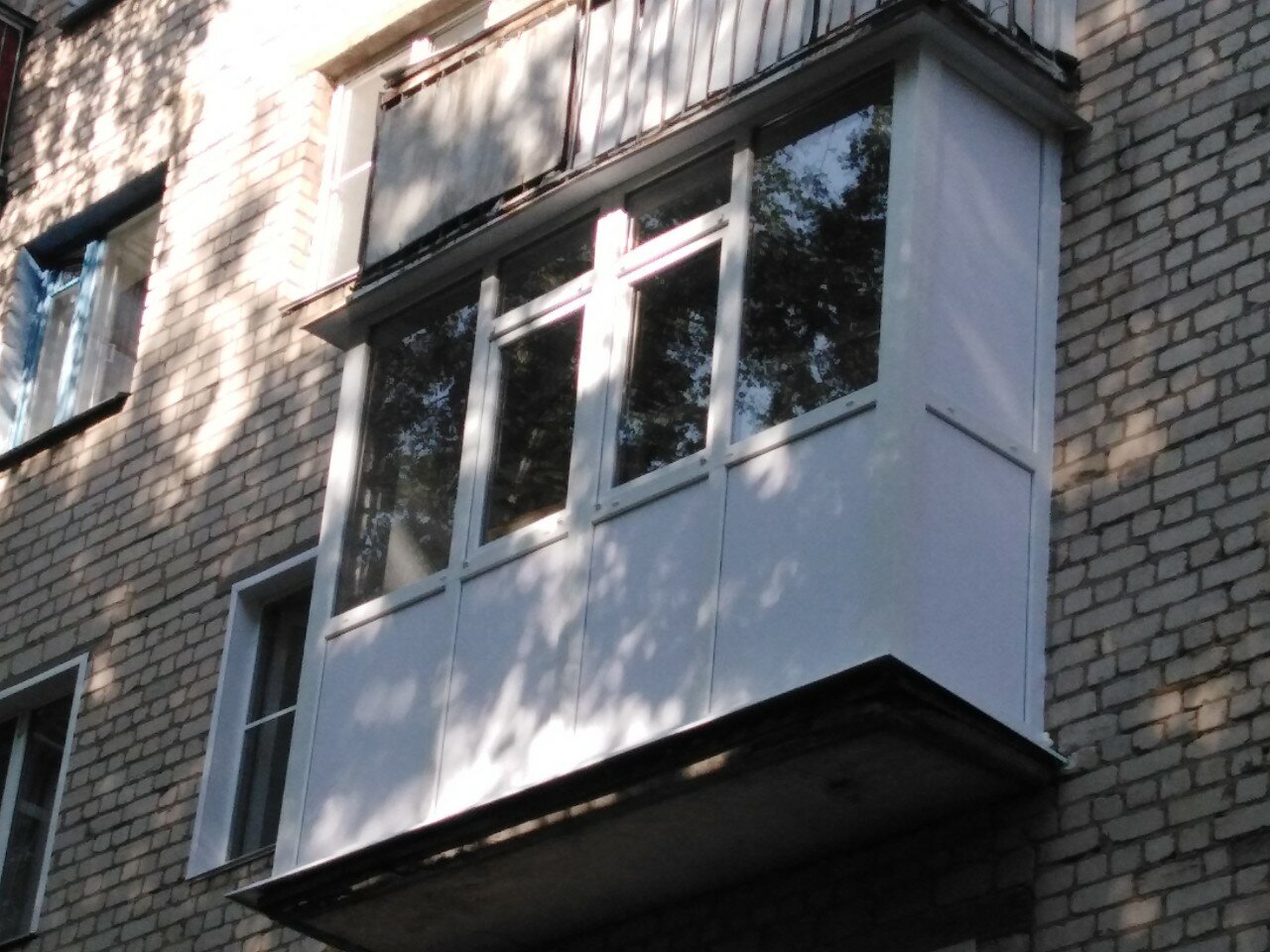 остекление балконов и лоджий, пластиковый балкон снаружи, французский балкон, французское остекление балкона с металлическим парапетом, остекление балкона с крышей