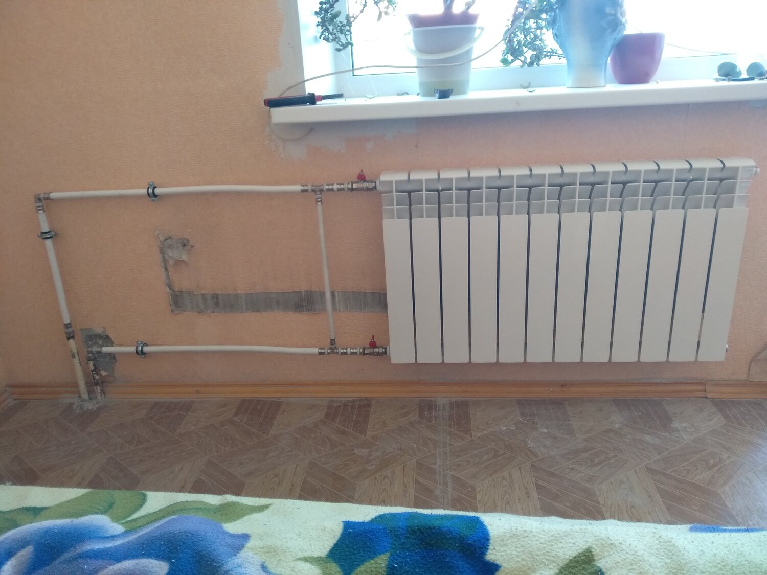система отопления батареи, установленный радиатор отопления, батареи в квартире, радиатор отопления, монтаж батарей отопления