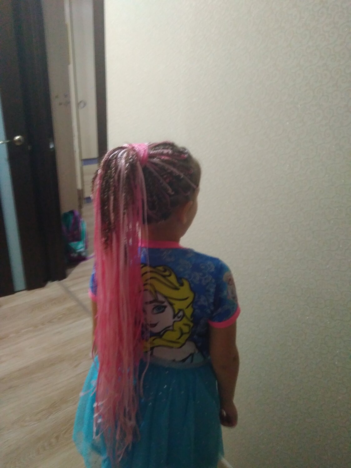 брейды водопад с канекалоном, брейды на пол головы с канекалоном, де дреды из канекалона блонд, много косичек на распущенные волосы, косы водопад с канекалрн ом