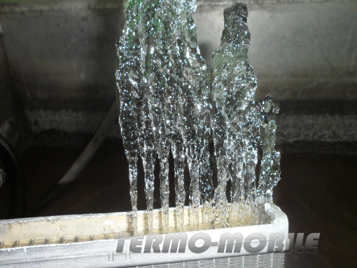 брызги фонтана, фонтан, струя фонтана, пешеходный фонтан crystal fountain, струя воды вверх