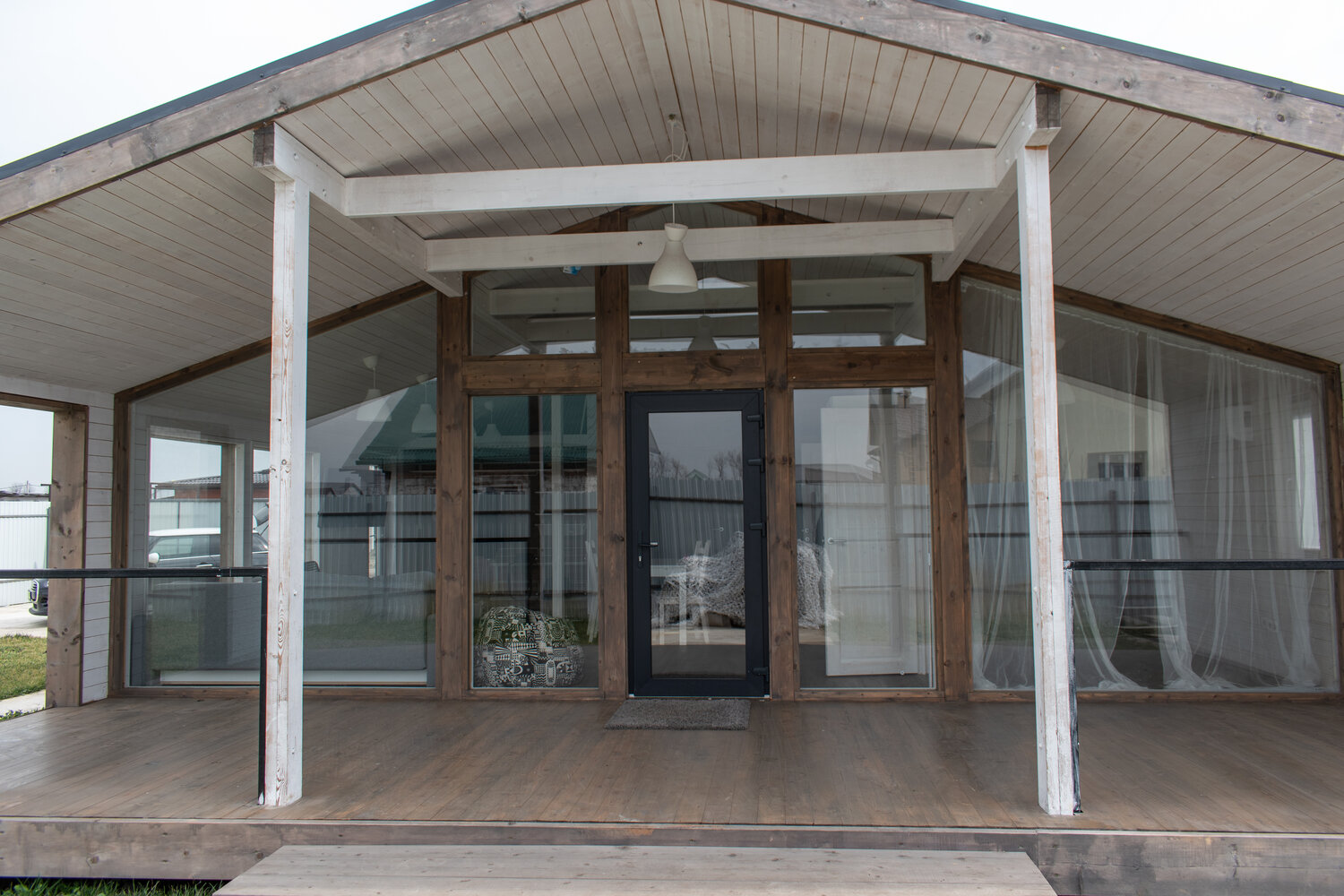 альтернатива остеклению террасы, пластиковая входная группа на террасу, загородный дом, веранда, входная группа с витражом в иркутске