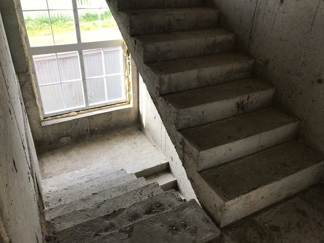 лестница, бетонная лестница на второй этаж, монолитная лестница сапожок на второй этаж отделка, бетонная лестница с пригласительными ступенями, лестница под ключ