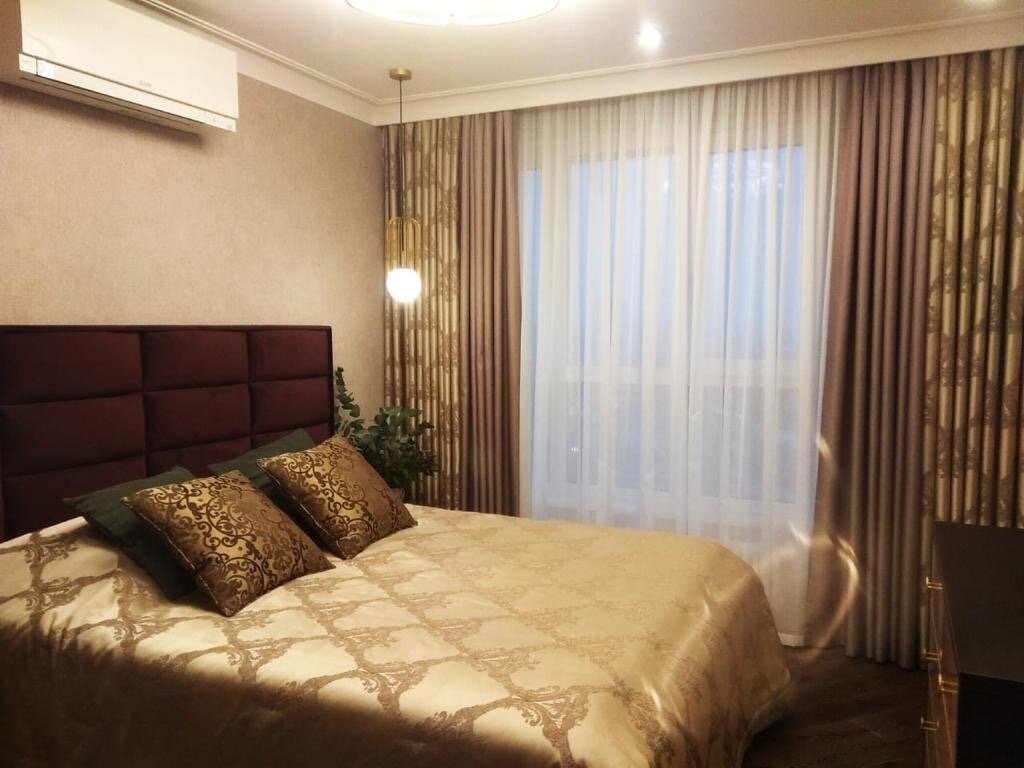 шторы в спальню, в спальне, отель, ночные бронзовые шторы в спальню, дизайн спальни