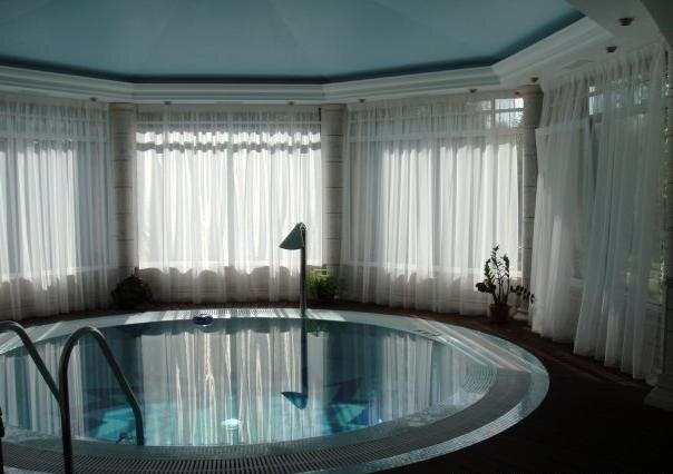 шторы в бассейне, бассейн в особняке, интерьер, в доме, бассейн в эркере