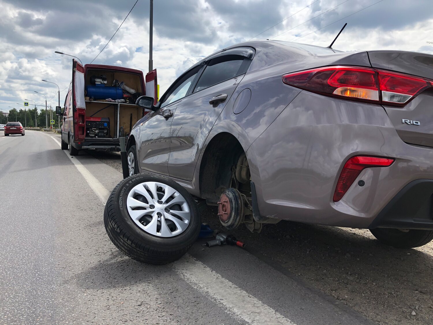 автомобиль, авто, битые хендай солярис 2017, грязный хендай солярис, Toyota Corolla Verso I Рестайлинг 2