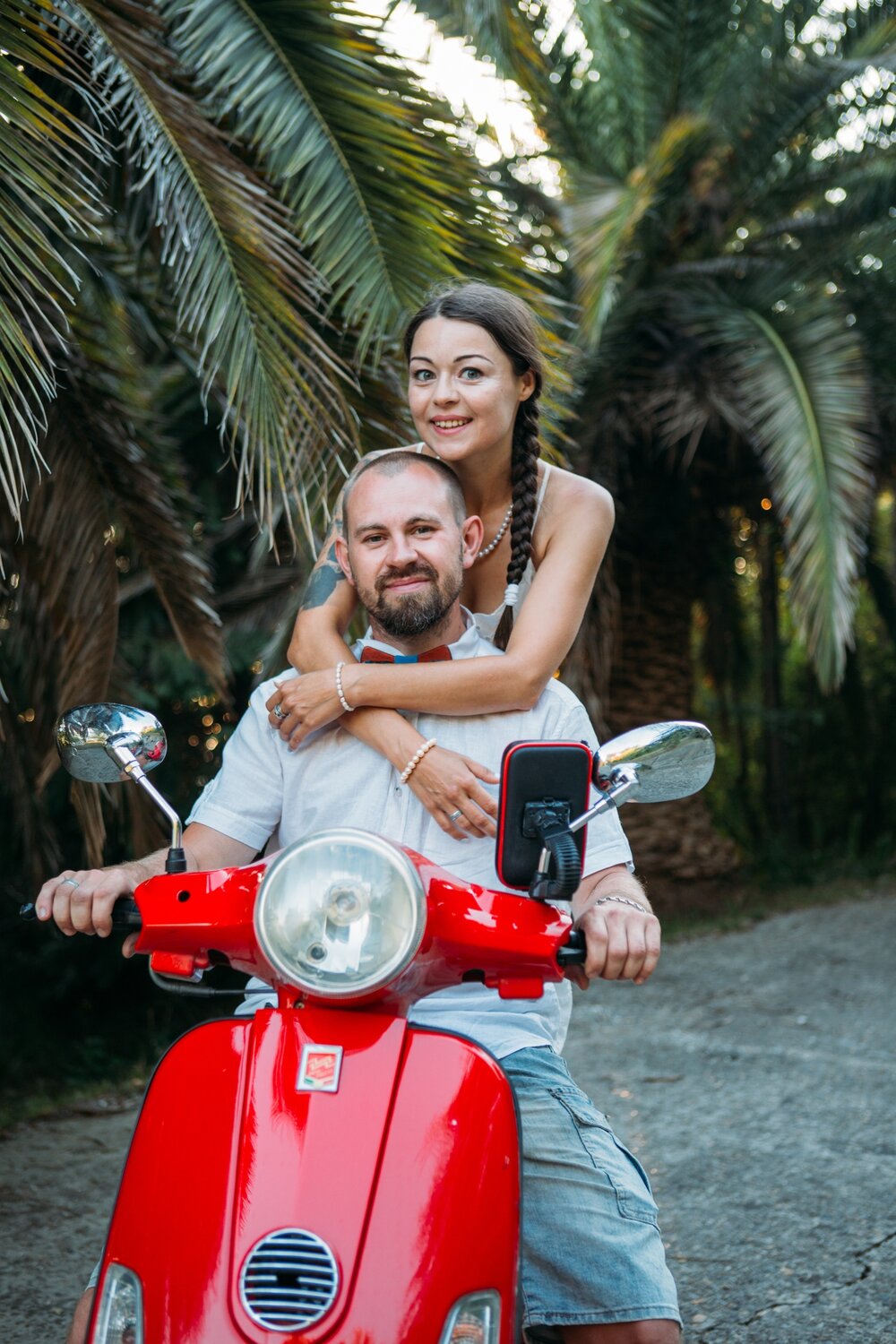 человек, путешествие на скутере, руль от машины на мопеде, мотоцикл, vespa и пара