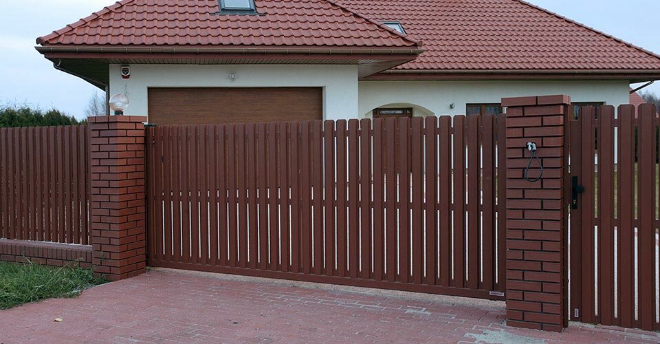 забор ворота калитка из евроштакетника, забор евроштакетник калитка, распашные ворота штакетник, калитка и ворота из металлоштакетника, откатные ворота евроштакетник ral8019