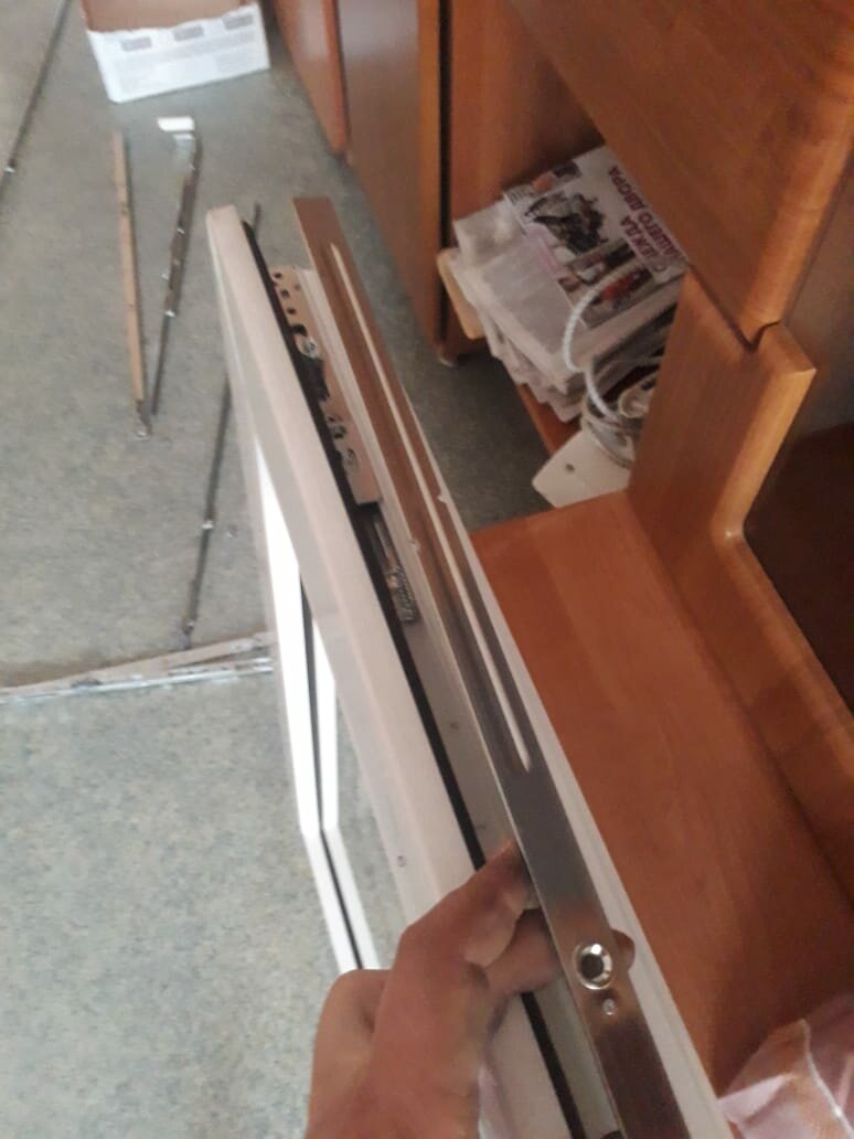 cnc станок на мебельных направляющих, стопор на направляющие шкафа купе, раздвижной механизм, паз под приточный клапан в створке, механизм откидного окна