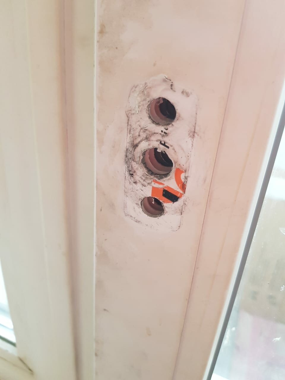 окна, розетки в панельном доме, пластиковое окно, окно без ручки, сломанное пластиковое окно
