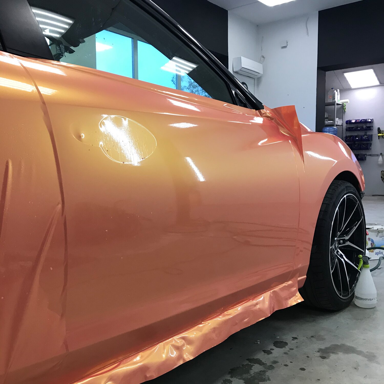 автомобиль, оранжевый перламутр nissan, авто, бирюзовая toyota supra с оранжевыми колесами, bmw оранжевый хром