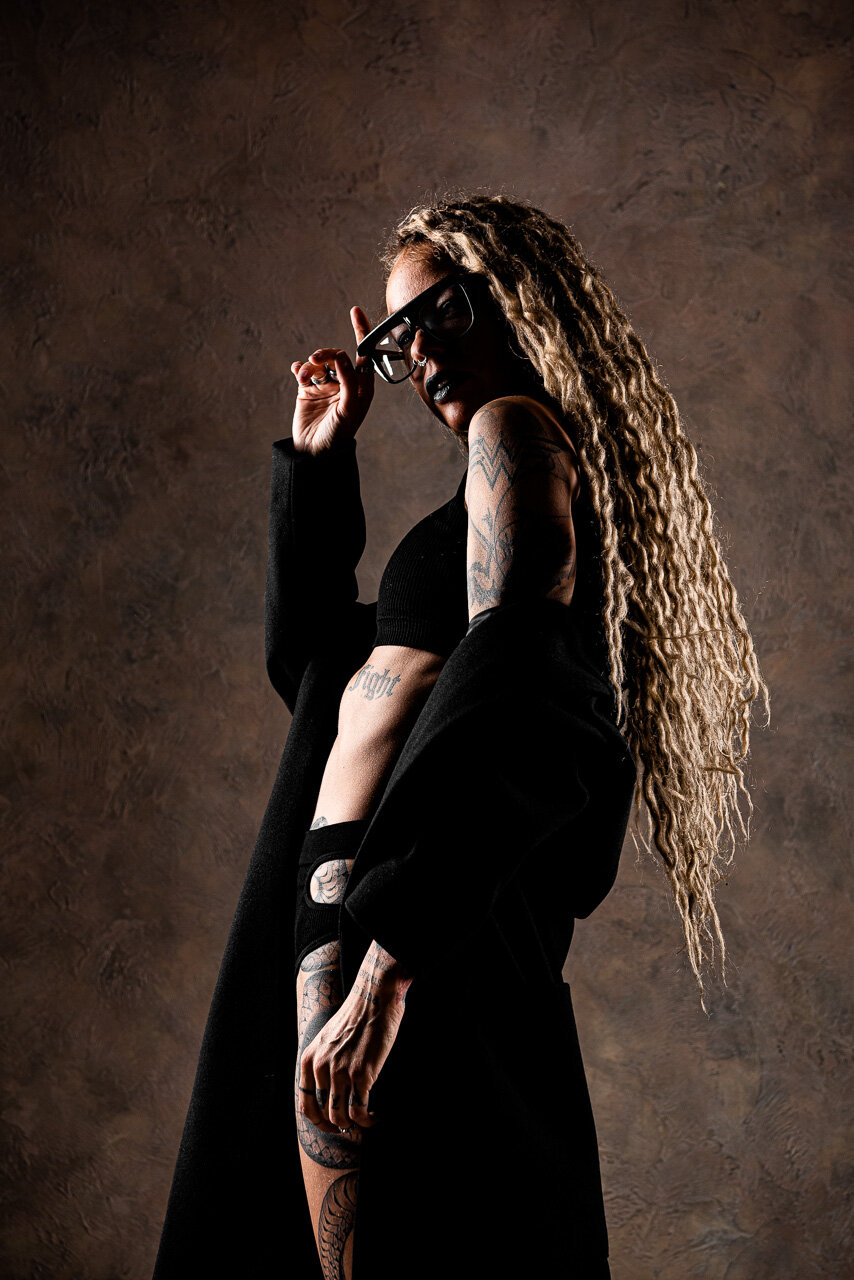 девушка, женщина, девочка, девушка с дредами на черном фоне, люди