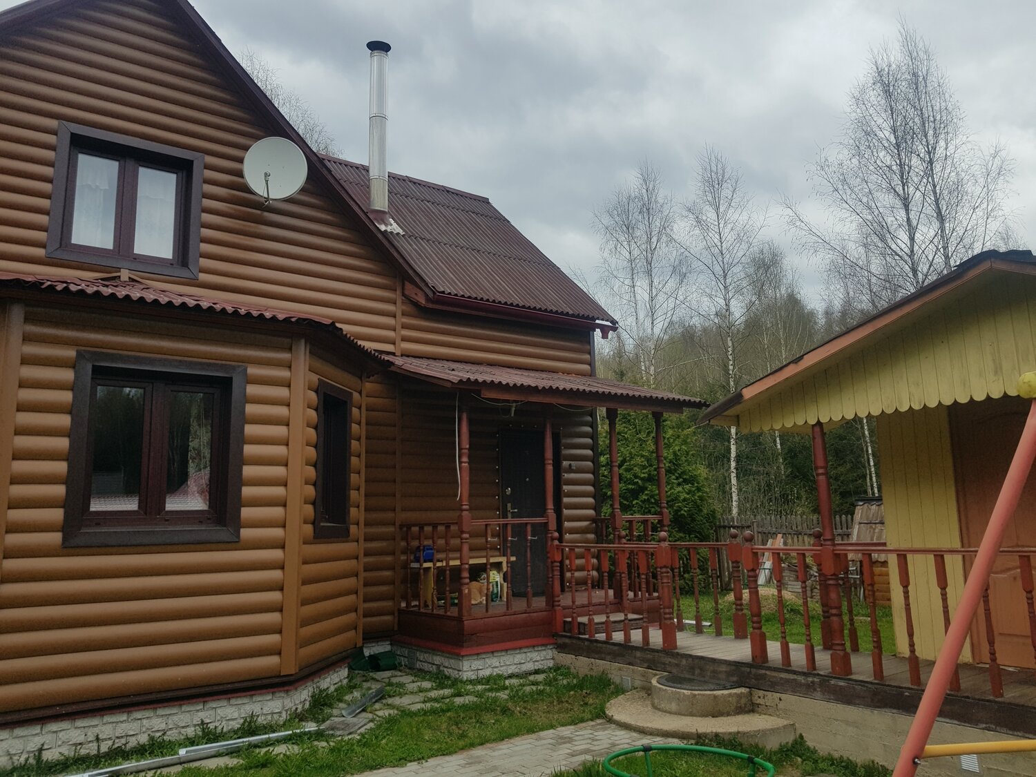 деревянный дом, домик из сайдинга имитация бруса с террасой, блок хаус акриловый альта профиль, загородный дом, дом с сайдингом под бревно