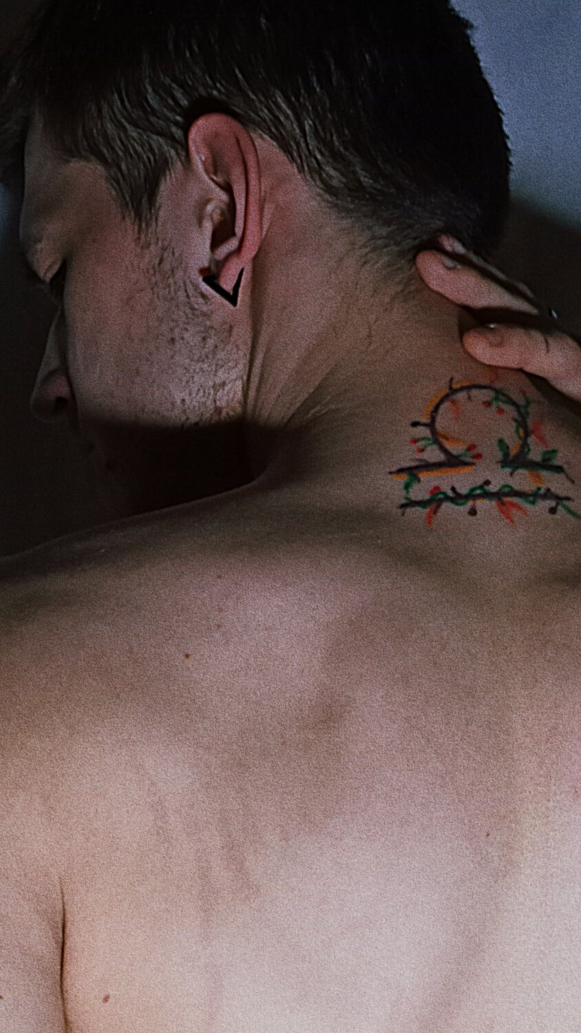 часть тела человека, тату сколопендра на шее, tattoo, татуировка, тату на спину парню