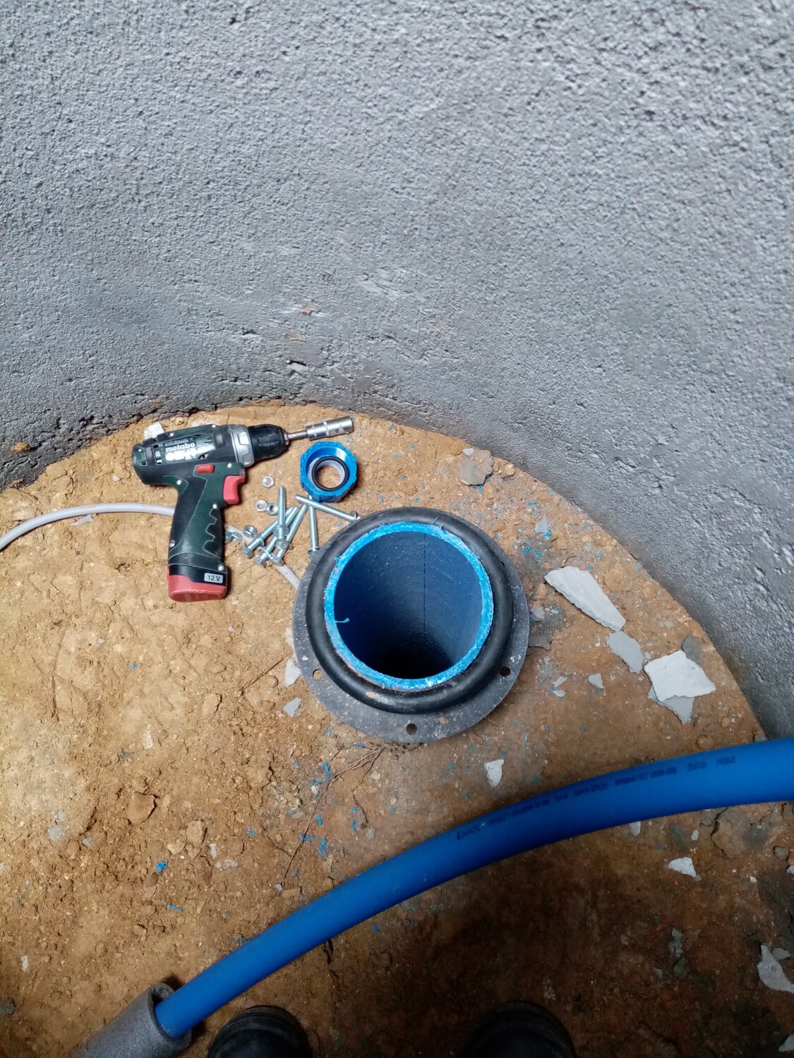 обустройство скважины, обустройство скважины для воды в частном доме, обустройство скважины с кессоном из бетонных колец, подключение скважины, автоматика скважины для насоса скважины