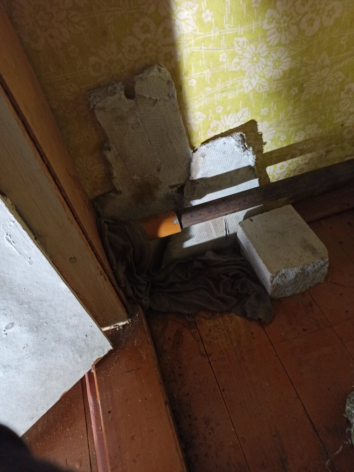 новая штукатурка отваливается от старых деревянных закладных, лаги перекрытия в доме из газобетона, ремонт дома, порог на балкон стяжка, опирание пбалки перекрытия на газобетоне