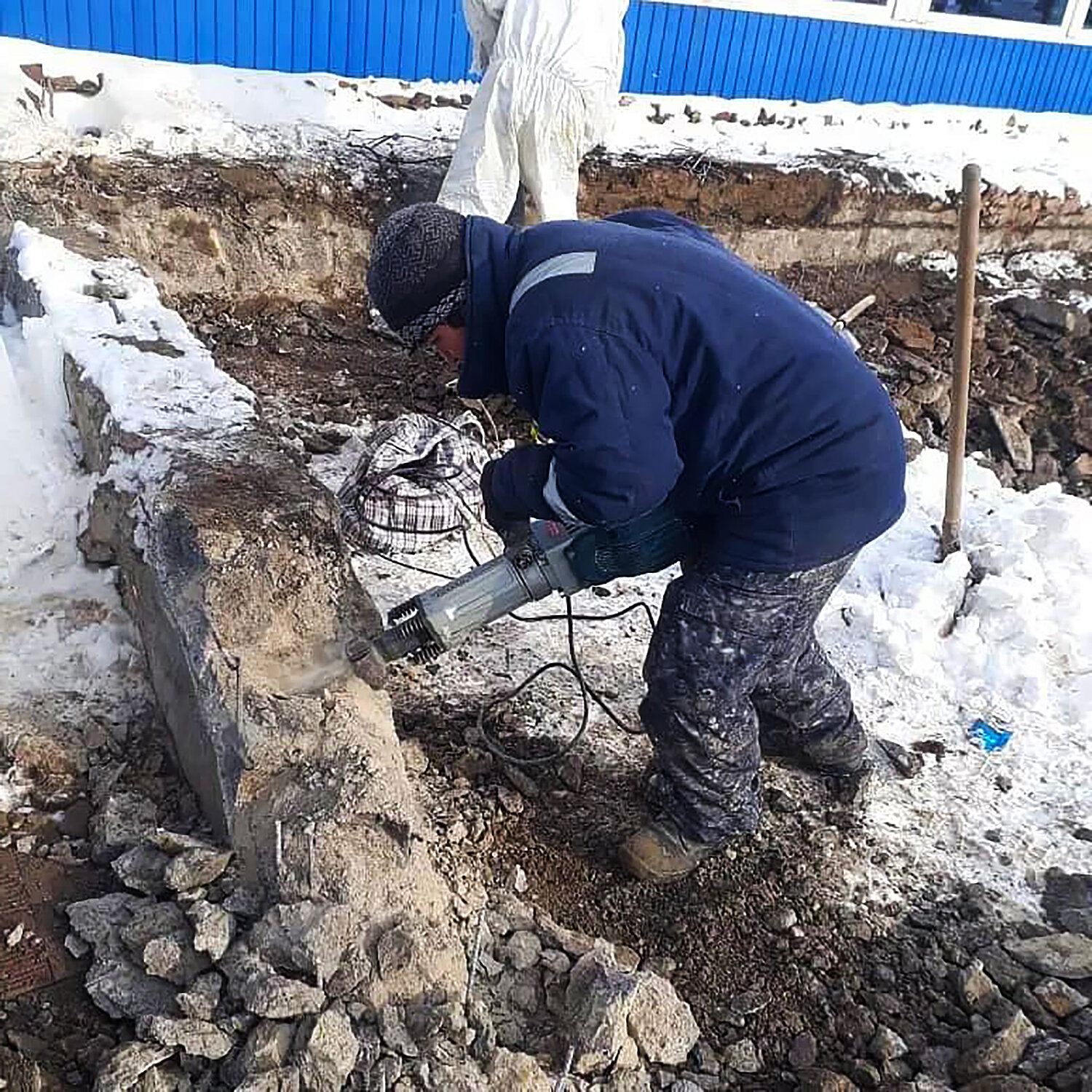 восстановление водоснабжения, прорыв водопровода в селе, демонтажные работы, бетонирование свай, обследование фундаментов