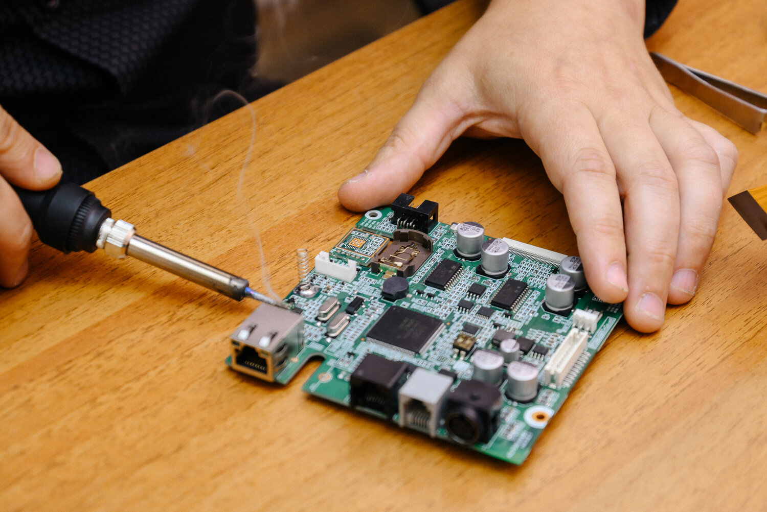 плат, ps3 cpu скальпирование, мужчина паяет микросхему, припой ноутбук процессора, техника