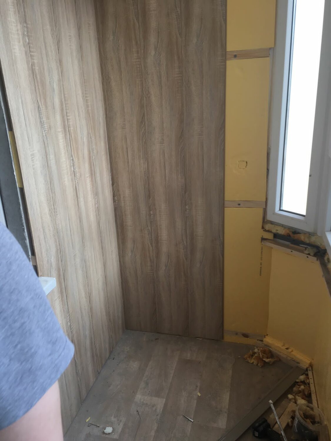на балконе, отделка балкона ламинатом, обшивка балкона, отделка лоджии ламинатом стены, лоджия
