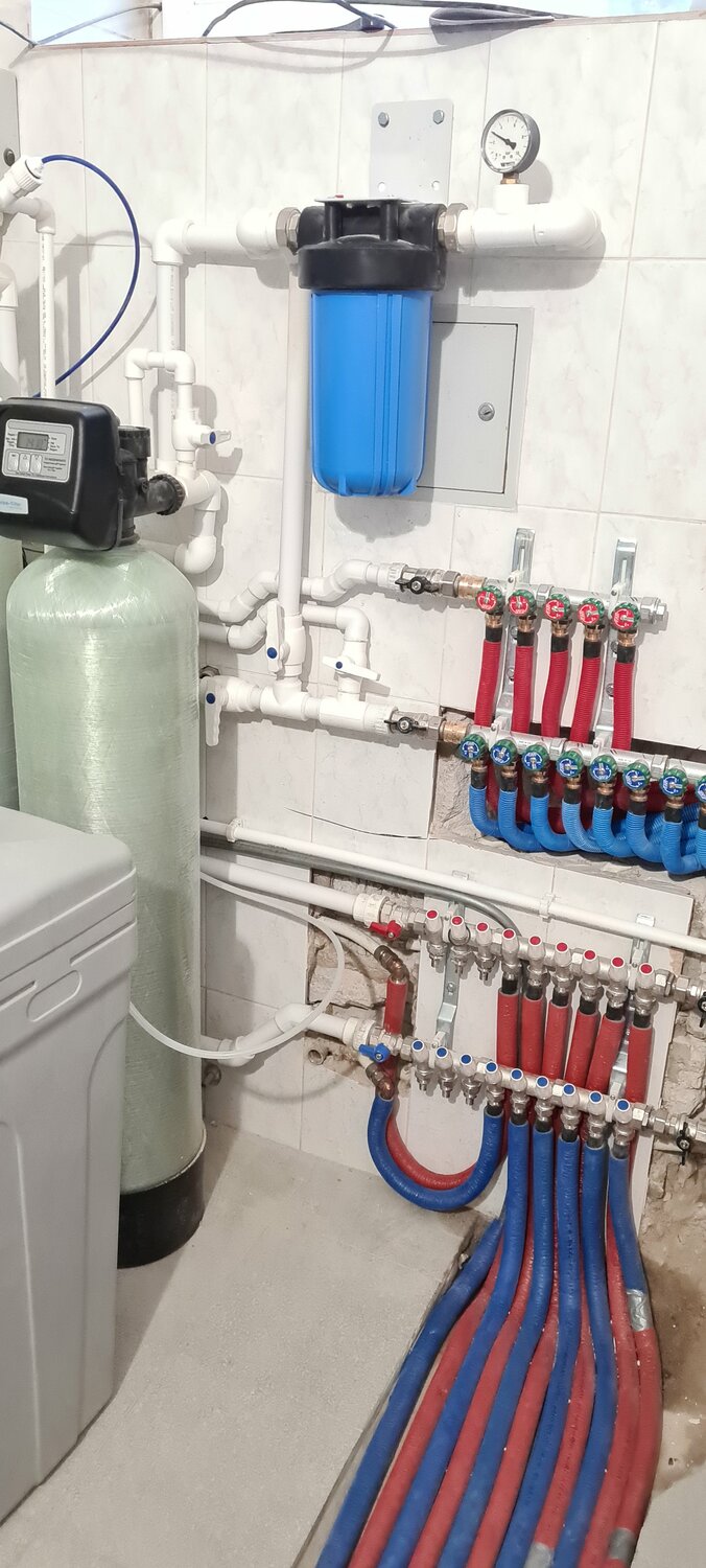 газовый котел и коллекторная разводка водопровода, отопление и водоснабжение в частном доме, коллекторный узел для холодного водоснабжения рехау, коллектор отопления в квартире, коллекторная система водоснабжения