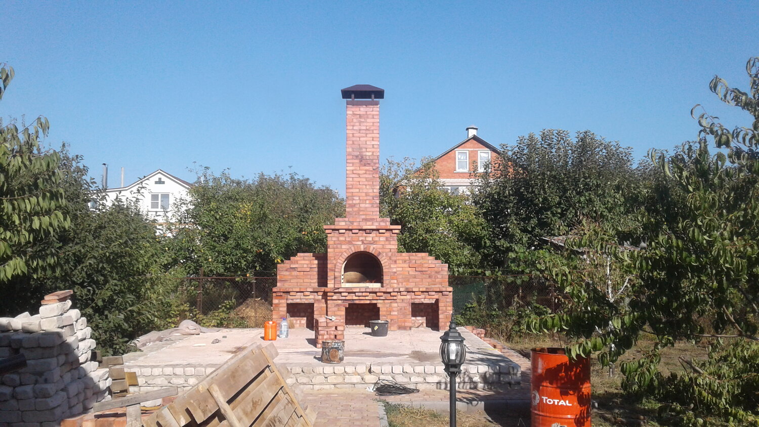 барбекю из кирпича, труба барбекю из кирпича, барбекю из красного кирпича, барбекю из кирпича в беседке, печи барбекю