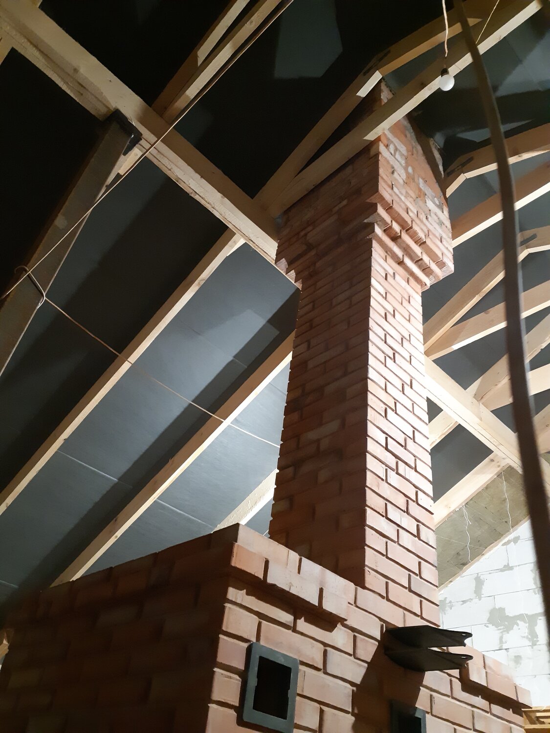 дымоход из кирпича, кирпичная труба звенигородская, кирпичная труба с гильзой 150, кирпичный дымоход, кирпичная труба на чердаке