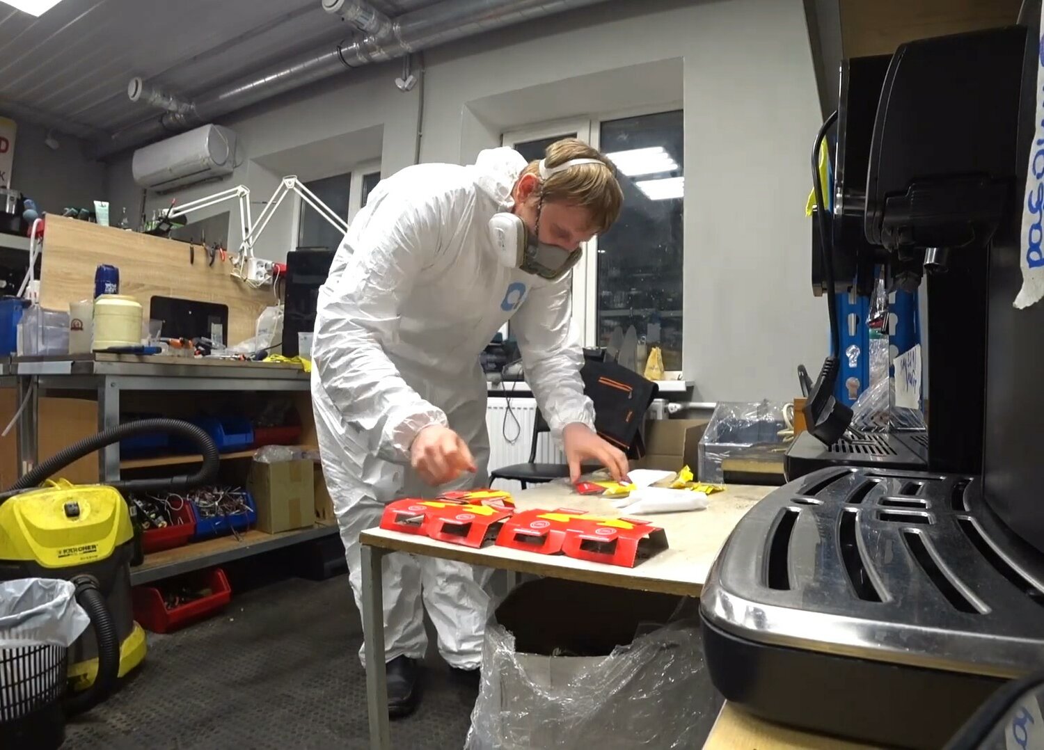 человек, мужчина, производство химикатов, дератизация и дезинсекция, дезинсекция