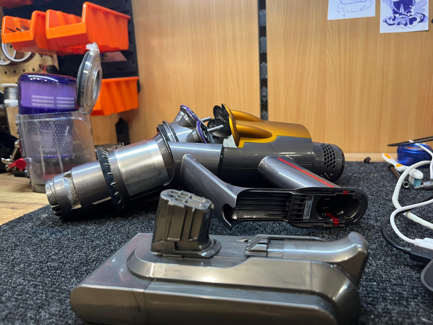 пылесос dyson, пылесос дайсон беспроводной, пылесос dyson v11 absolute, пылесос дайсон, беспроводной пылесос dyson