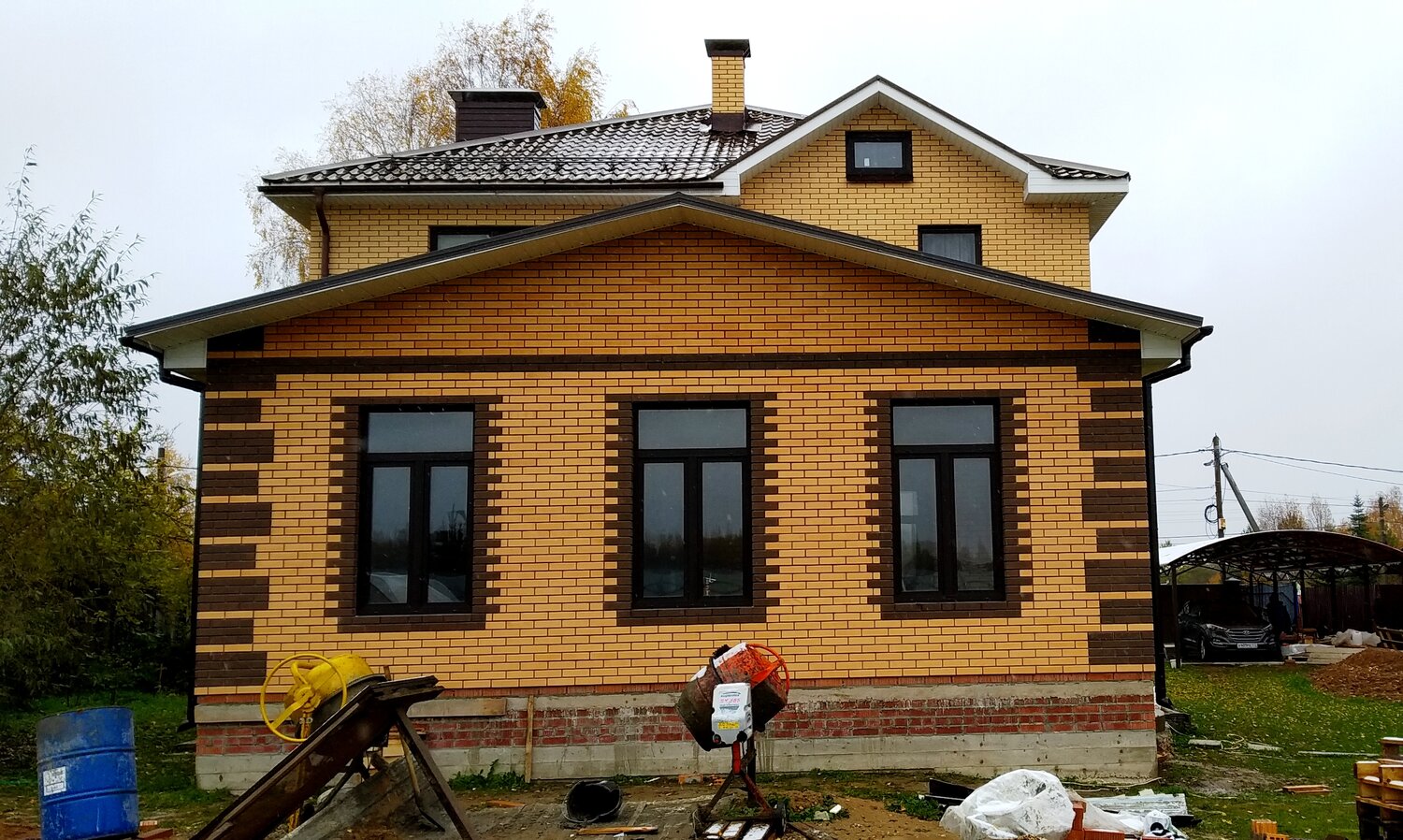 дом из желтого кирпича с коричневыми вставками, дома из облицовочного кирпича, отделка домов кирпичом, облицовочный кирпич дом, отделка фасада кирпичом