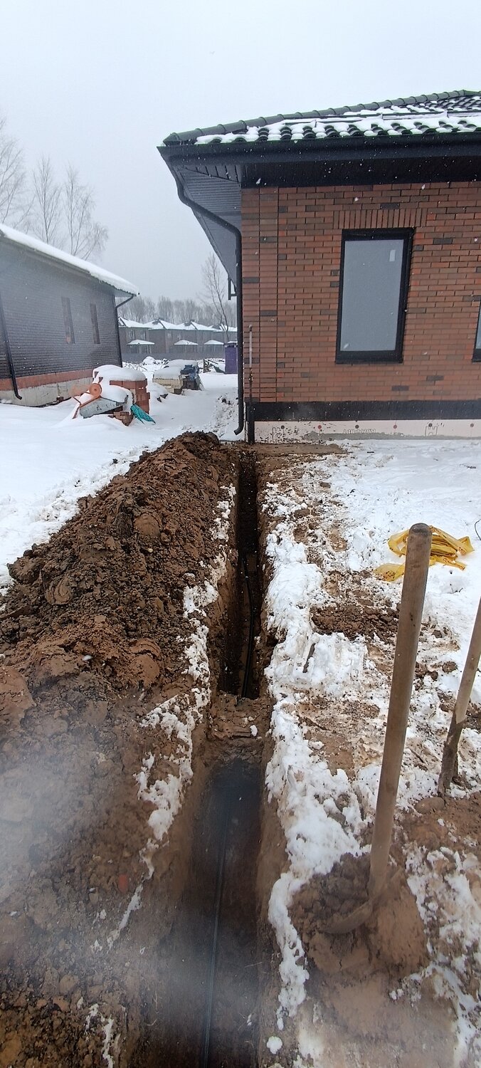 канализация частного дома, канализация в доме, отопление и водоснабжение, траншея для кабеля, копка траншеи