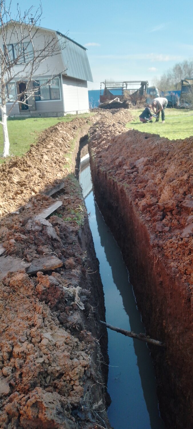 копка траншеи под водопровод, дренаж участка, траншея под водопровод, водоснабжение на даче, дренажная канава