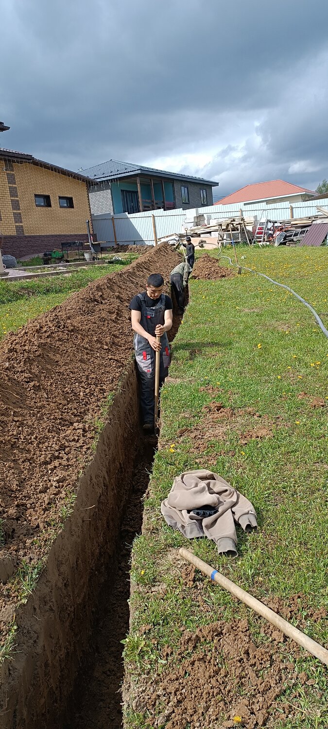 ручная копка траншей, траншея под водопровод, копка траншеи, копать траншею, рытье траншеи