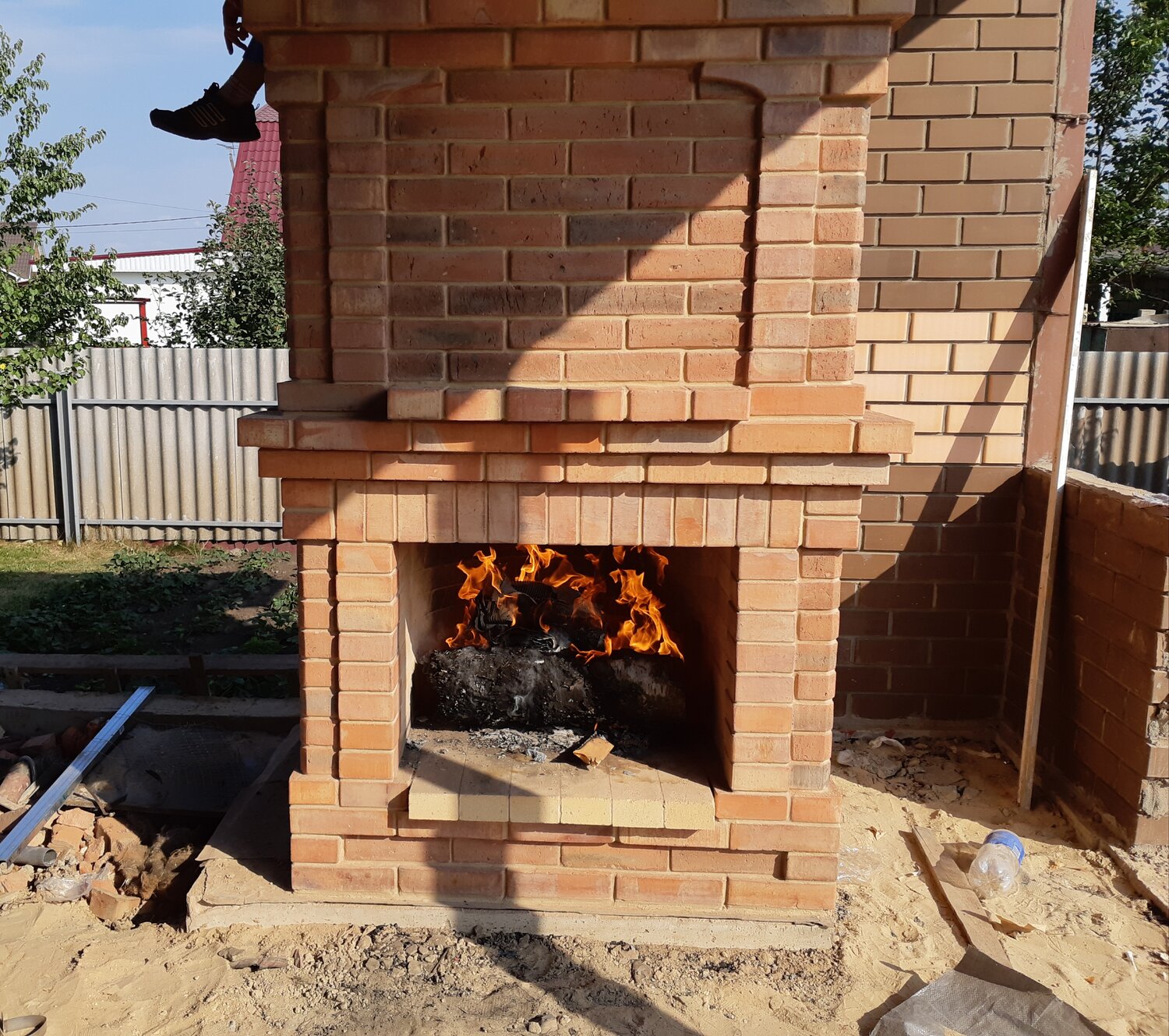 камин барбекю, камин мангал огонь, печи камины барбекю, кирпичный мангал в беседке, камин в беседку из кирпича