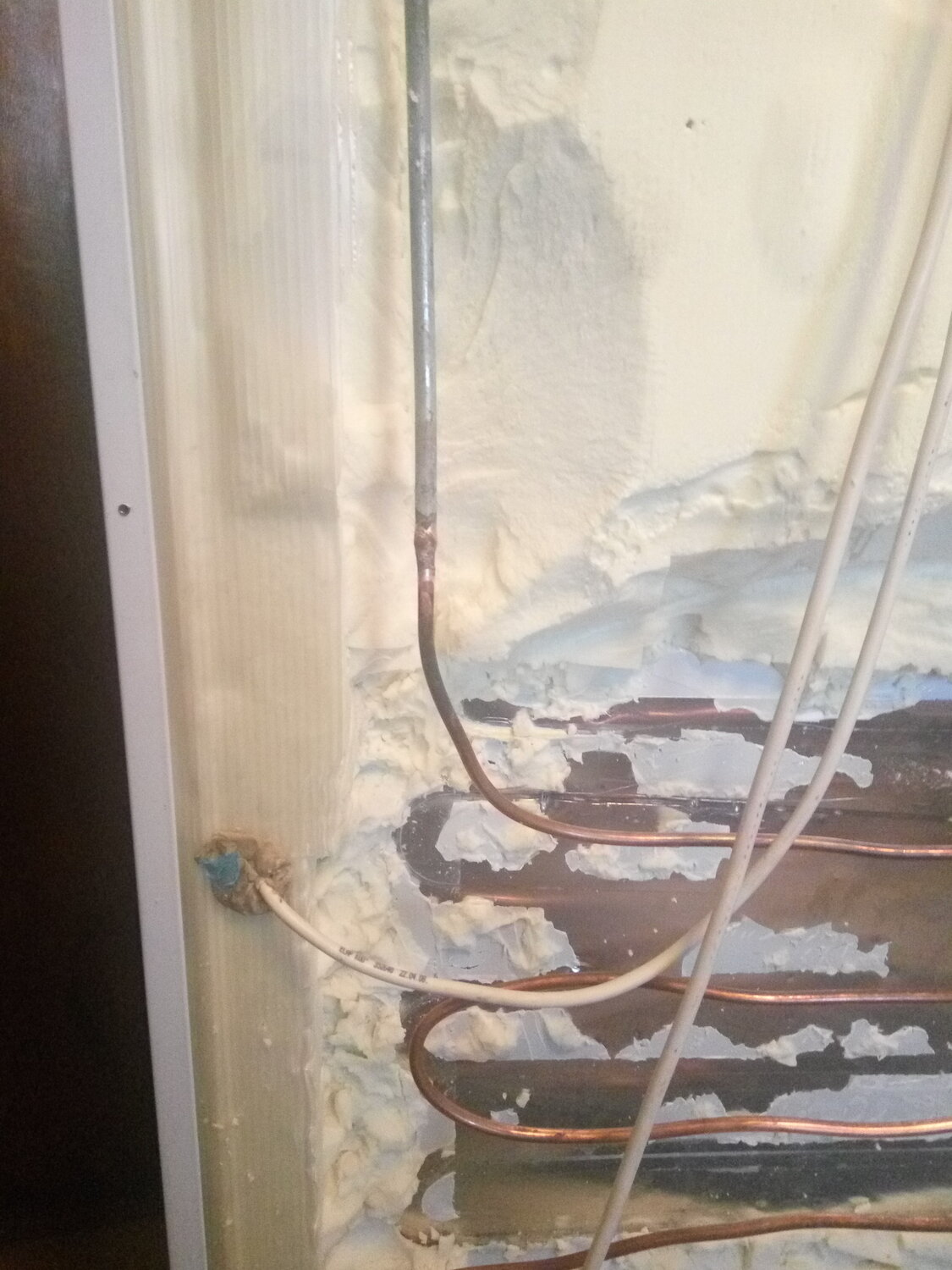 прокладка проводов в квартире, утечка хладагента в запененной части, перенос труб гвс и хвс, нарушения электропроводки, закладка труботрассы кондиционера