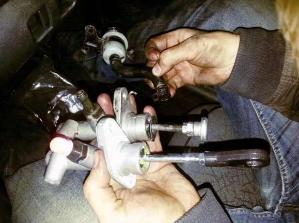 главный цилиндр сцепления портер 1, как заменить главный цилиндр сцепления хендай портер 1, снятие рабочего цилиндра сцепления нива 21214, штуцер рабочего цилиндра сцепления кашкай, замена главного цилиндра сцепления