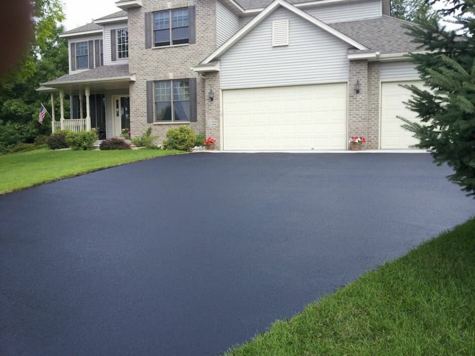 мягкий асфальт, driveway sealcoating, асфальт перед домом, асфальтовые дорожки в частном доме, ровный асфальт