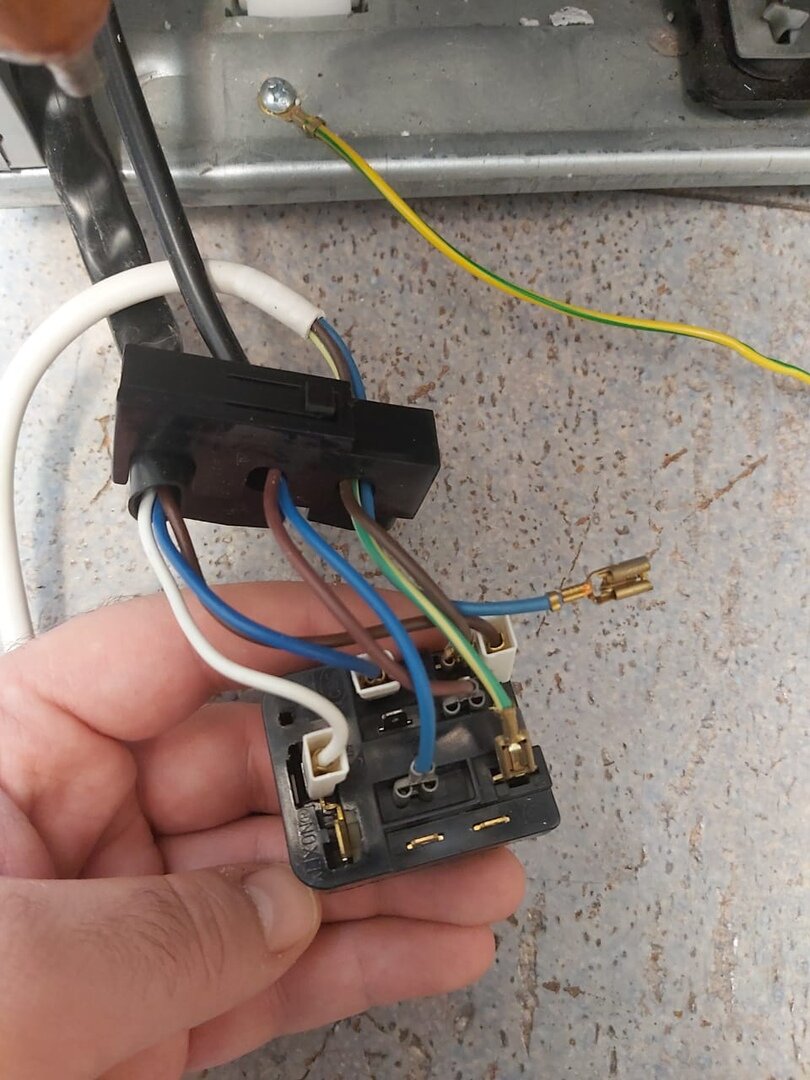 пусковое реле для компрессора холодильника mm8-581m, соединить провода 220 вольт к реле холодильника, fn91q17g компрессор реле пускозащитное, соединение проводов в розетке, реле ближнего света ваз 2101