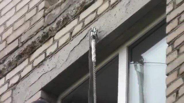 стяжка дома арматурой внутренний угол, здание, трещина в здании, отвод воды с козырька подъезда, трещина в доме