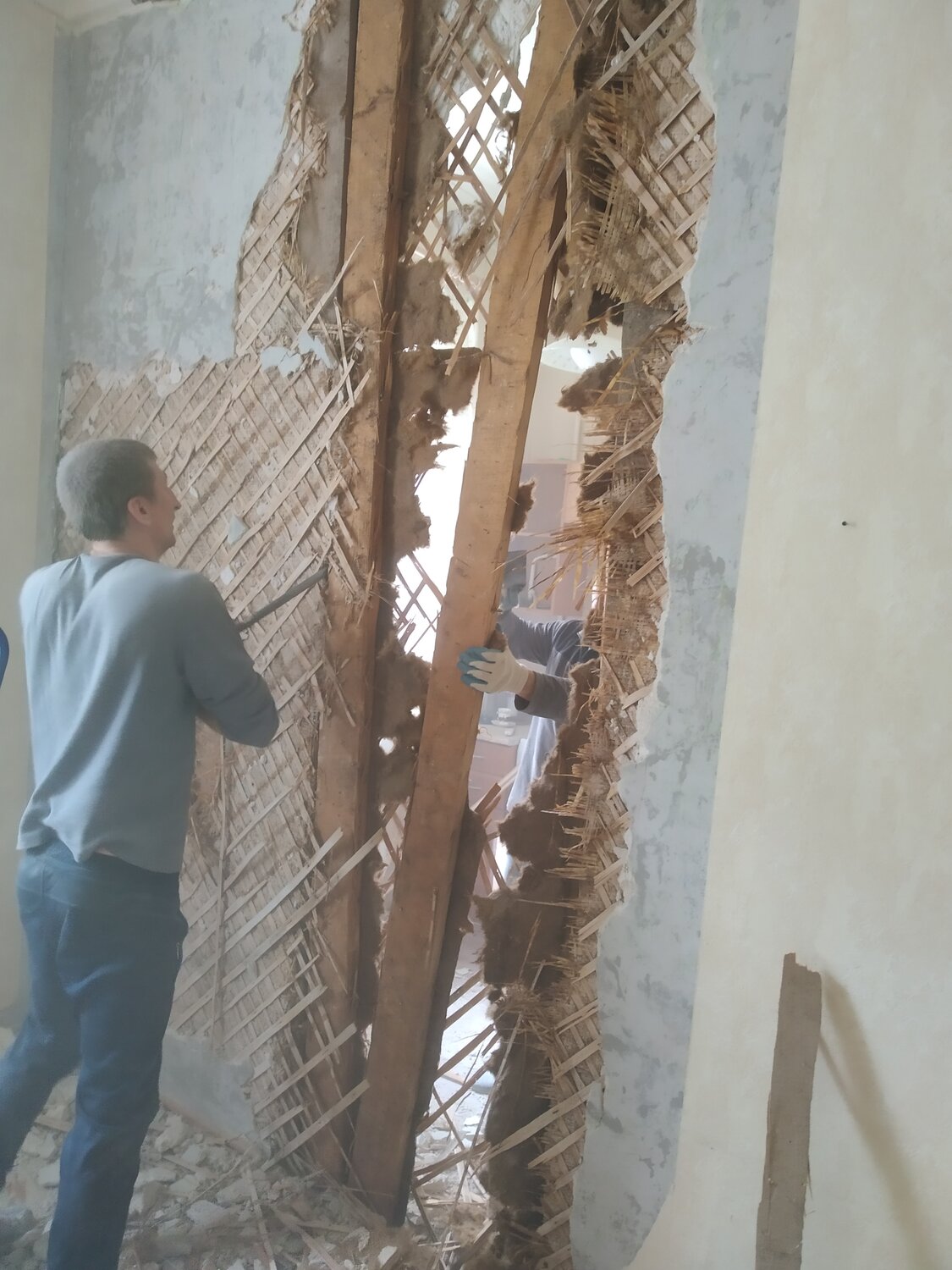 штукатурка стен по дранке, демонтаж стен из дранки, демонтаж стены дранки, стен, демонтаж штукатурки со стен