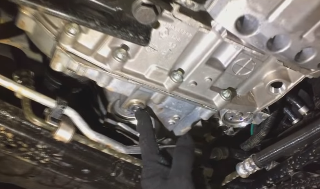 подтёки масла между акпп и двигателем, сеат леон 1.2 tsi подтек масла, октавия а7 1.8 масляные подтеки, замена масла в акпп хендай солярис, масляный фильтр акпп хендай i40 2015г