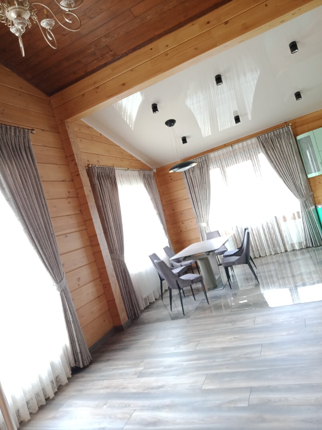 тканевые потолки в деревянном доме, загородный дом, хол врого этажа в доме из клееного бруса, коттедж, интерьер дома из клееного бруса