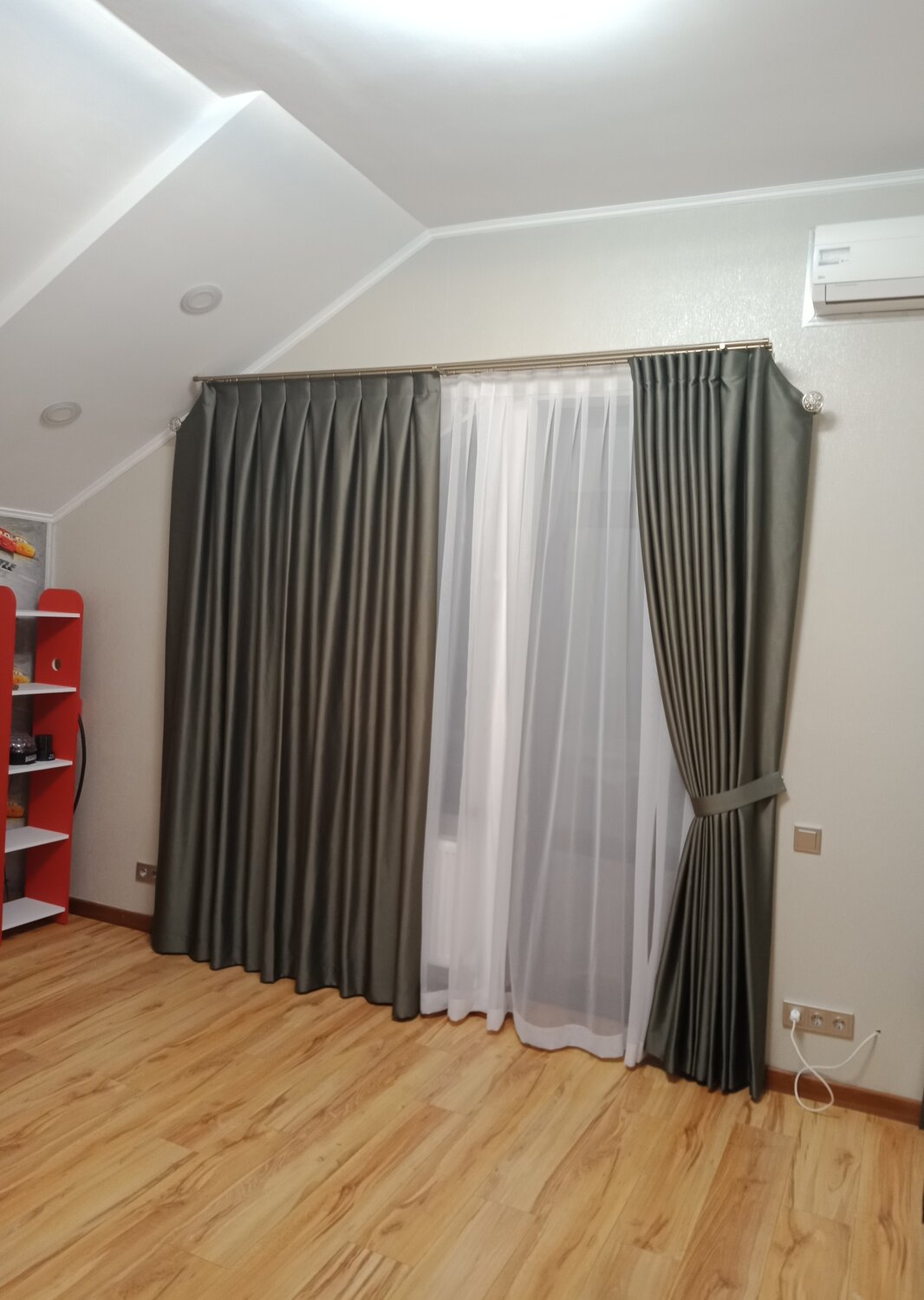 шторы 2 окна зал на люверсах, разноуровневые карнизы в интерьере, шторе, серые шторы в зал, шторы прямые